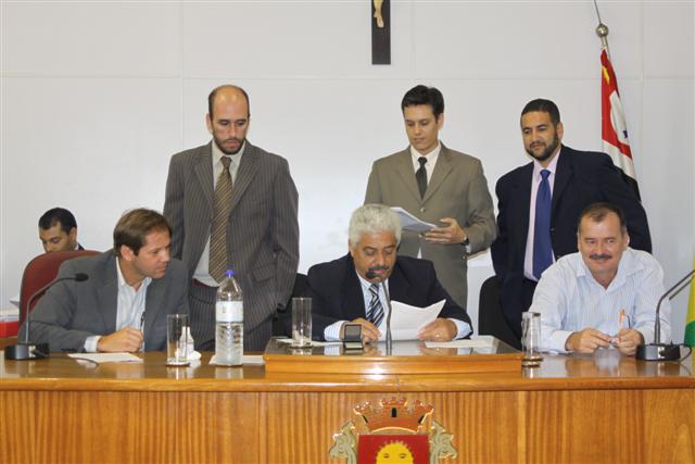 Mesa Diretora dos Trabalhos - Presidente ao centro, 1º e 2º Secretários